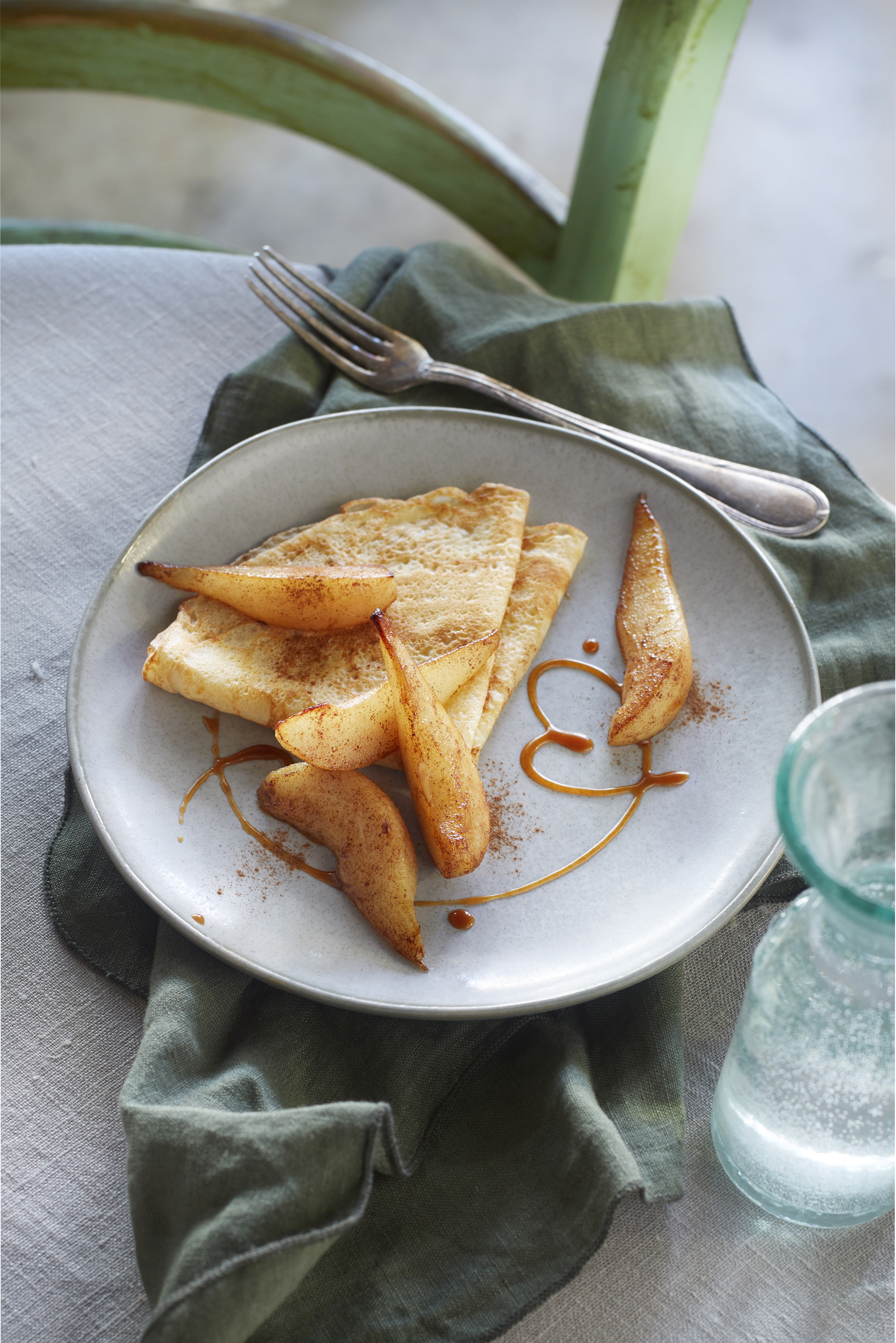 Crêpes met gebakken peertjes en karamelsaus