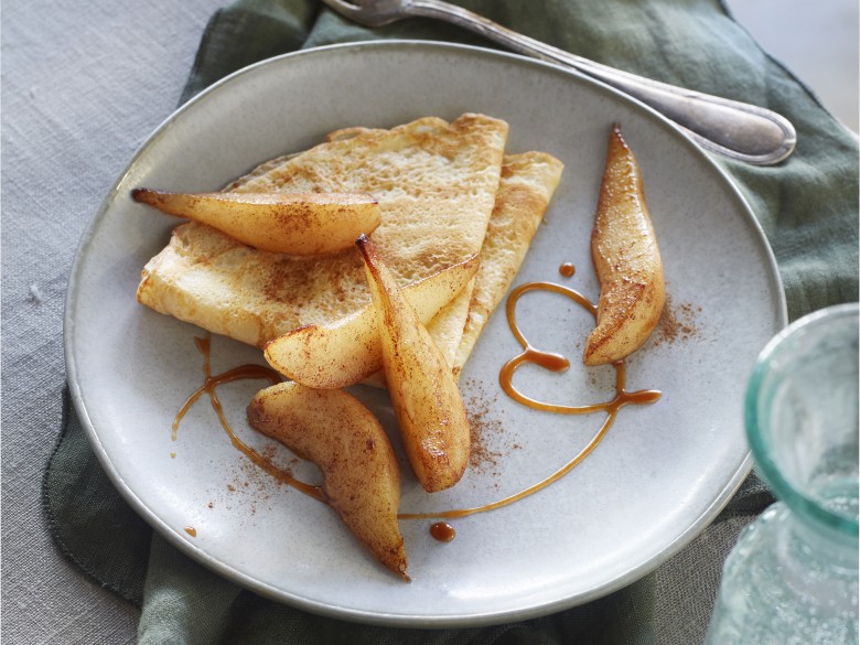 Crêpes met gebakken peertjes en karamelsaus 
