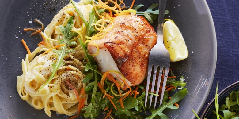 Saltimbocca van kabeljauw en zalm met romige tagliatelle 