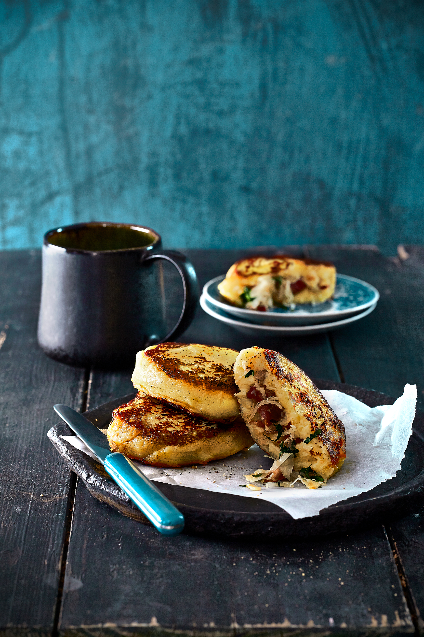 Gevulde stamppotkoekjes met zuurkool en spekjes