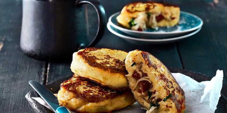 Gevulde stamppotkoekjes met zuurkool en spekjes