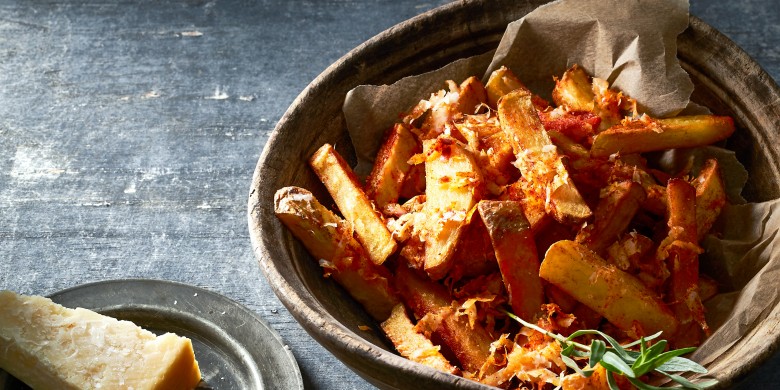 Dikke friet met Parmezaanse kaas en dragon-avocadomayonaise 