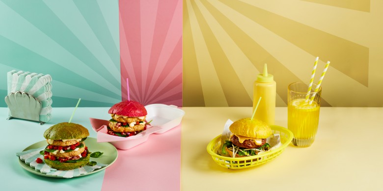 Oosterse hamburger met citroen, koriander en taugésalsa 