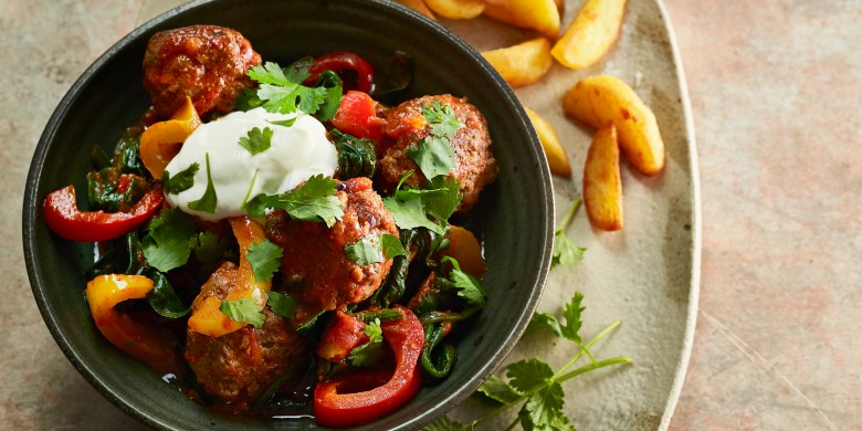 Indiase gehaktballetjes met aardappeltjes, yoghurt en koriander 