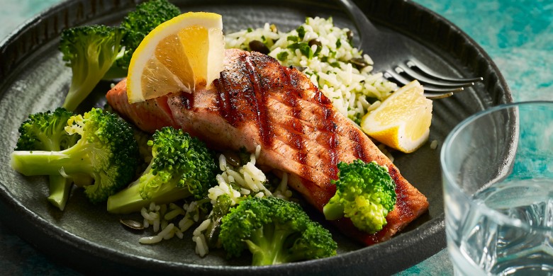 Gegrilde zalm met broccoli en kruidenrijst 