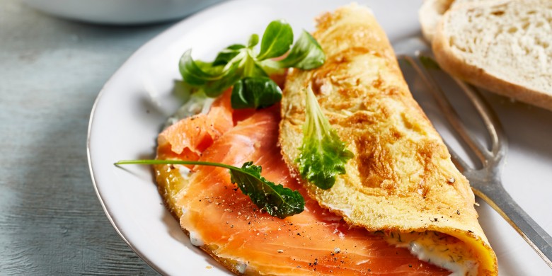 Omelet gevuld met mascarpone en gerookte zalm