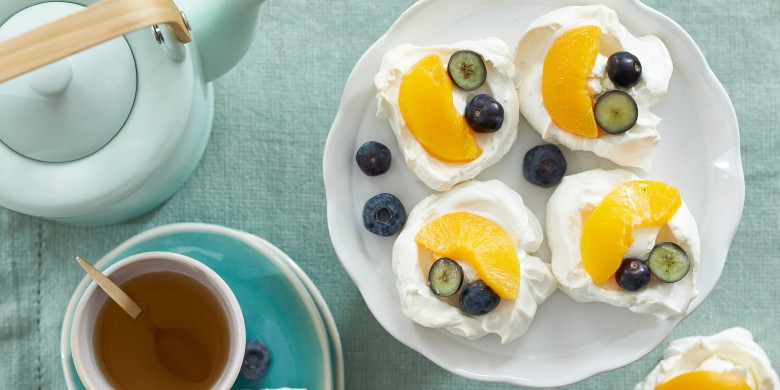 Mini pavlova’s met perzik en bessen