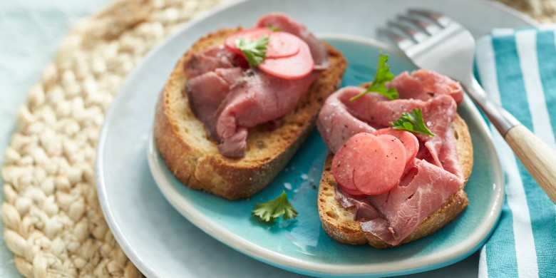 Crostini met rosbief en zoetzure radijsjes