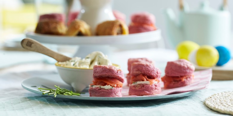 Bietenscones met bieslookroomkaas en zalm