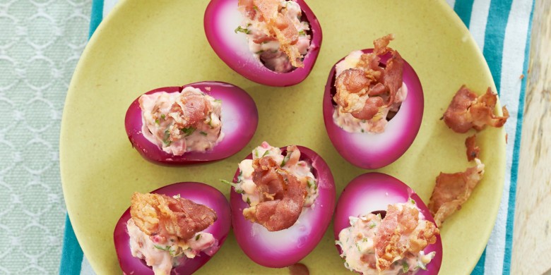 Roze gevulde eieren met krokante bacon