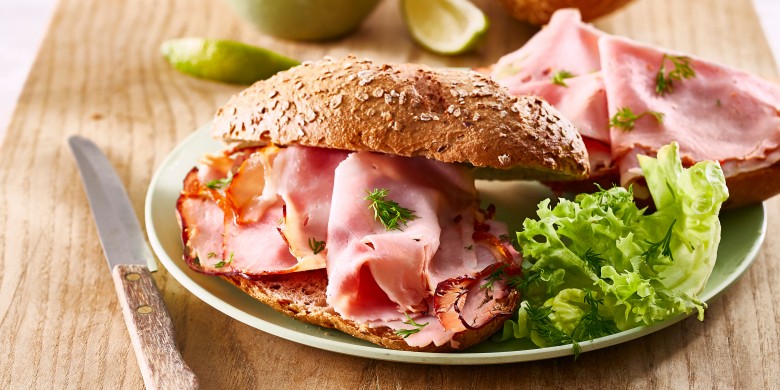 Broodje beenham met honing-mosterdsaus