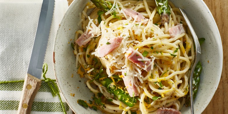 Spaghetti met beenham en groene asperges