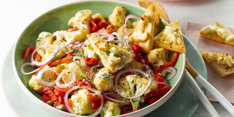 Bloemkoolsalade met geitenkaas en pitapuntjes