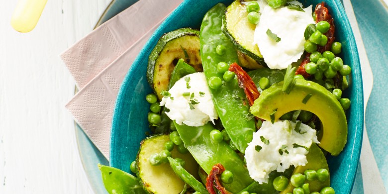 Groene groentensalade met avocadodressing