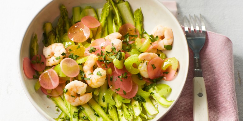 Aspergesalade met garnalen en radijs