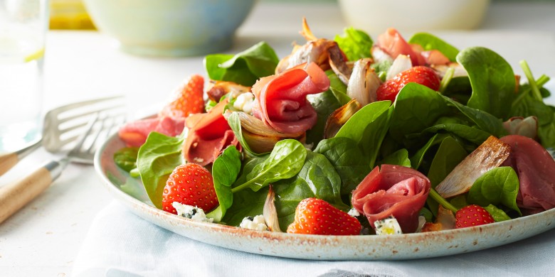 Spinaziesalade met sjalotjes, rookvlees en blauwe kaas