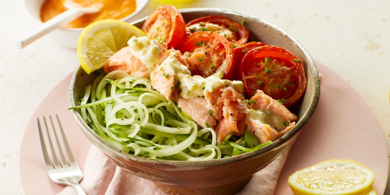 Komkommerspaghetti met zalm en tomaat