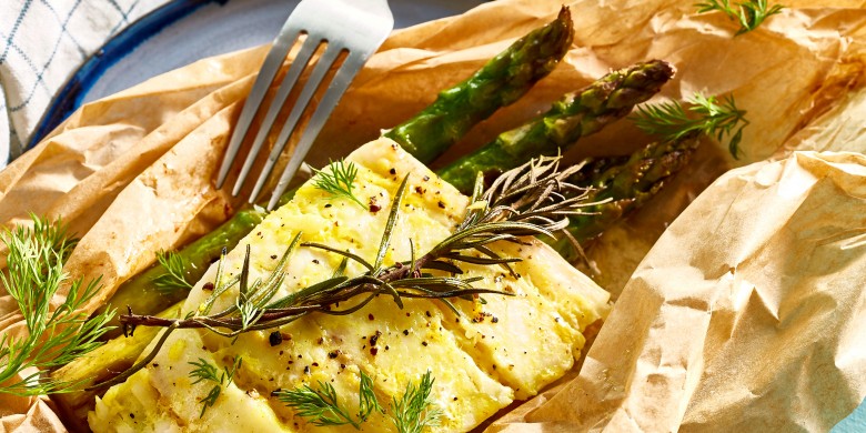 Kabeljauwpakketje met groene asperges en citroenboter