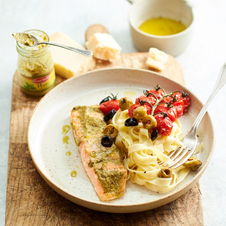 Zalm met pesto en gepofte tomaatjes