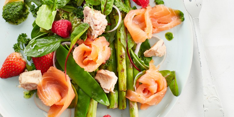 Kruidensalade met zalm en rucoladressing