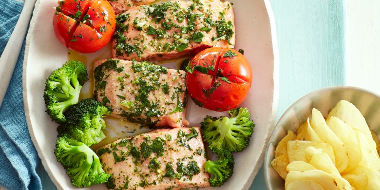 Geroosterde zalmfilet met gepofte tomaten en koriandermayonaise