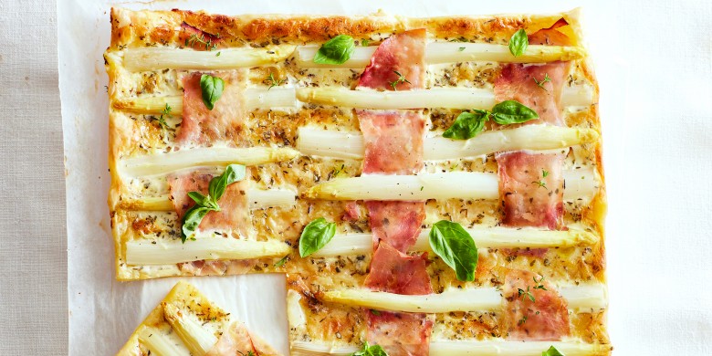 Bladerdeegtaart met asperges, ham en basilicum 