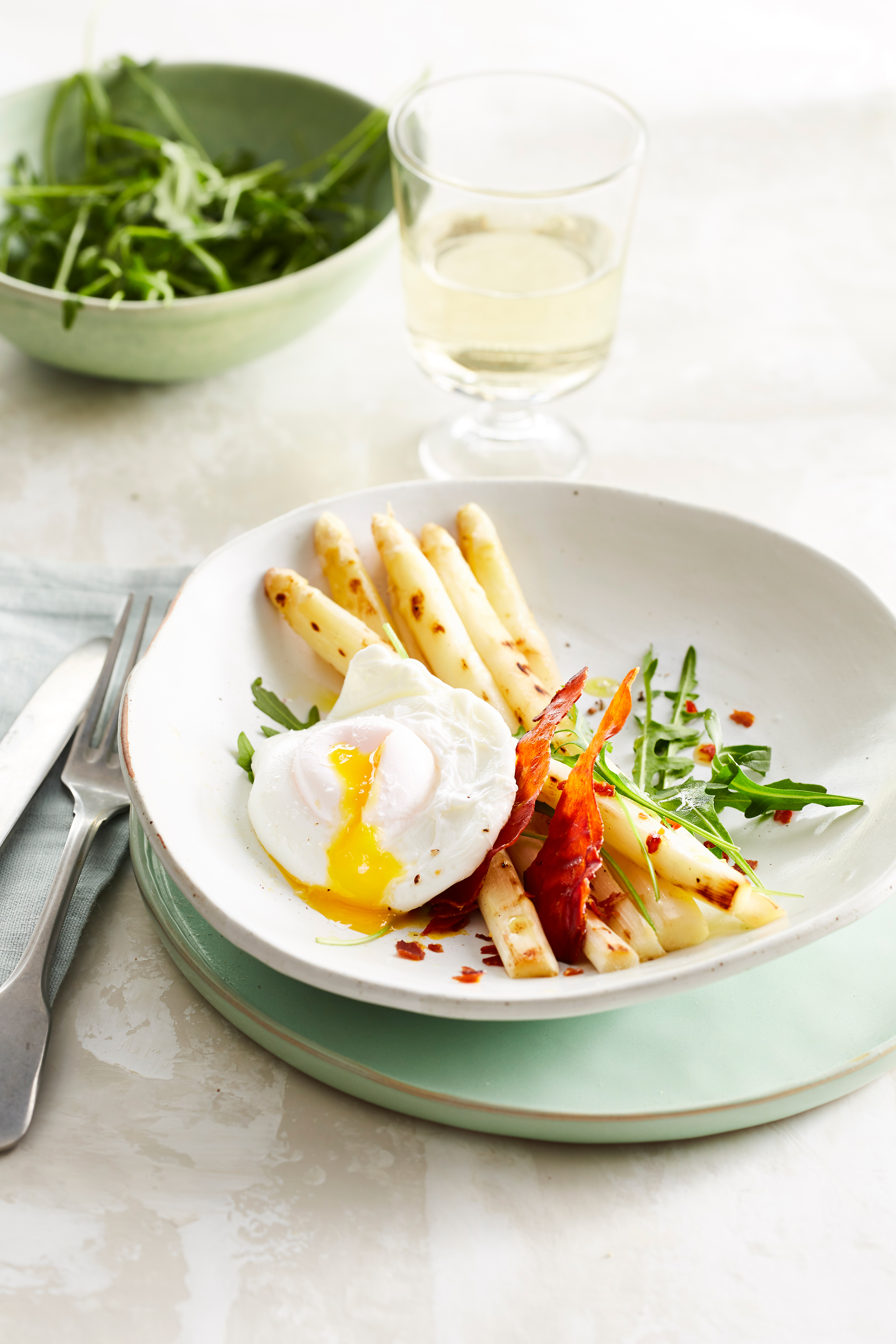 Salade met geroosterde asperges en gepocheerd ei