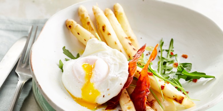Salade met geroosterde asperges en gepocheerd ei