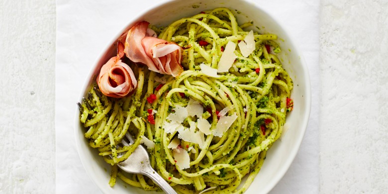 Linguini met ham en amandel-peterseliepesto
