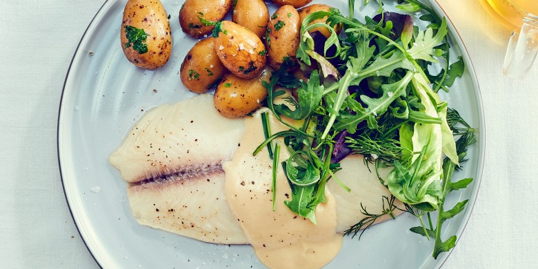 In jasmijnthee gepocheerde tilapia