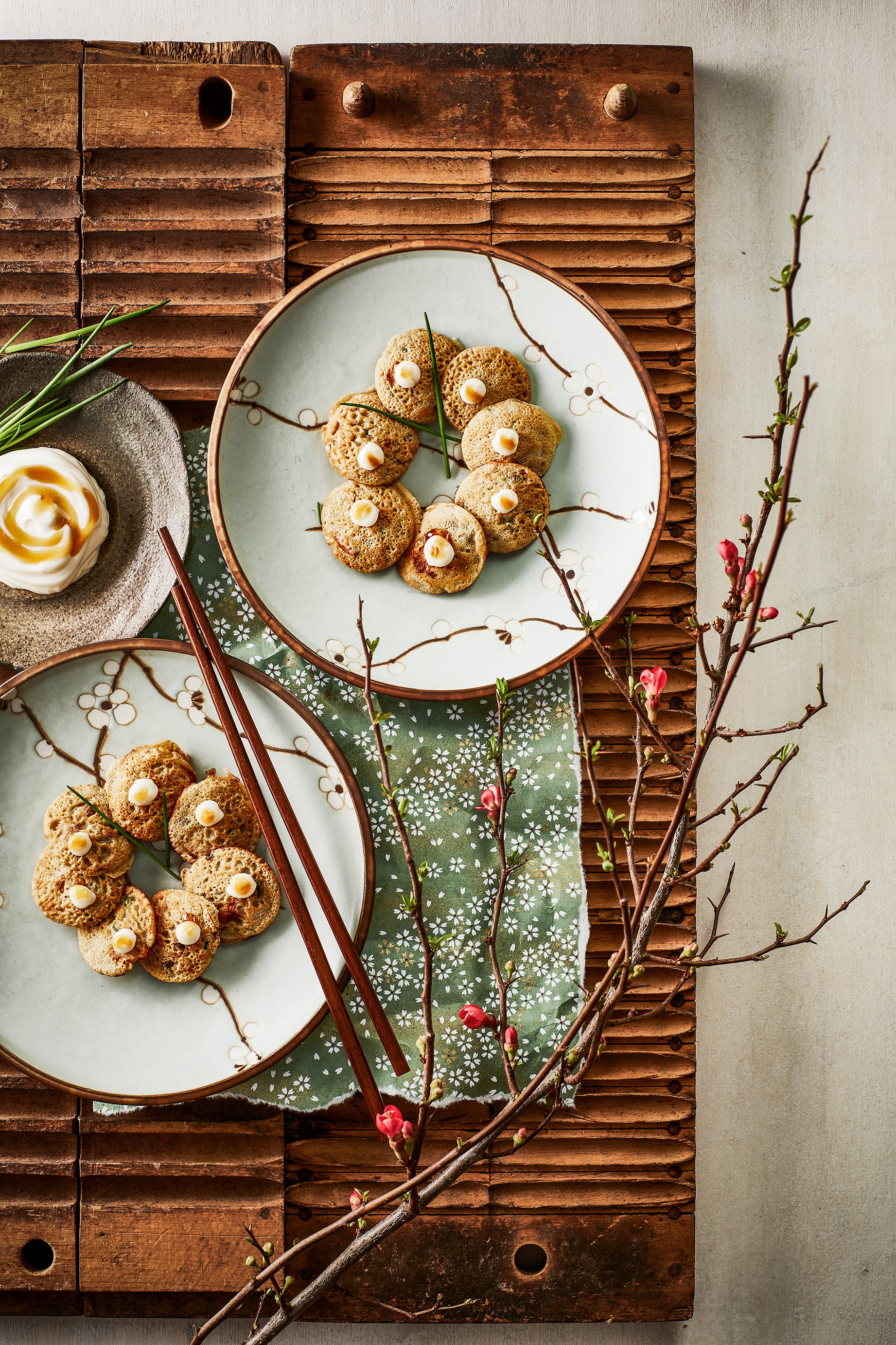 Zeevruchtenpoffertjes met bosui en teriyakisaus