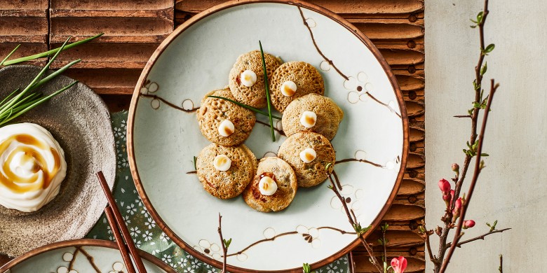 Zeevruchtenpoffertjes met bosui en teriyakisaus