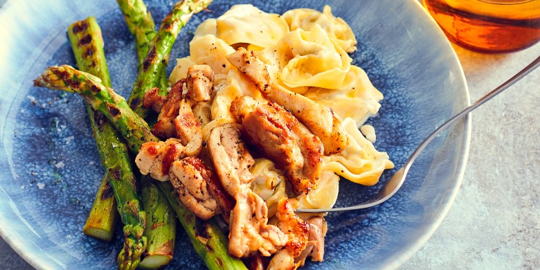 Spinazietortellini met kip, asperges en geitenkaas