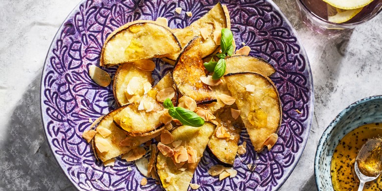 Spaanse gefrituurde aubergine met honing en amandelen