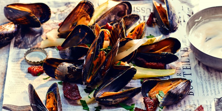 Mosselen van de barbecue met venkel en chorizo