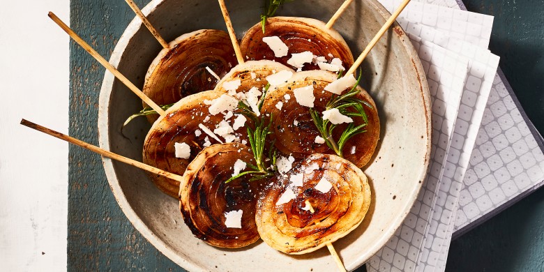 Balsamico-uien met rozemarijn en parmezaan