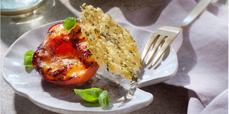 Geroosterde nectarine met pecorino-basilicumkoekje