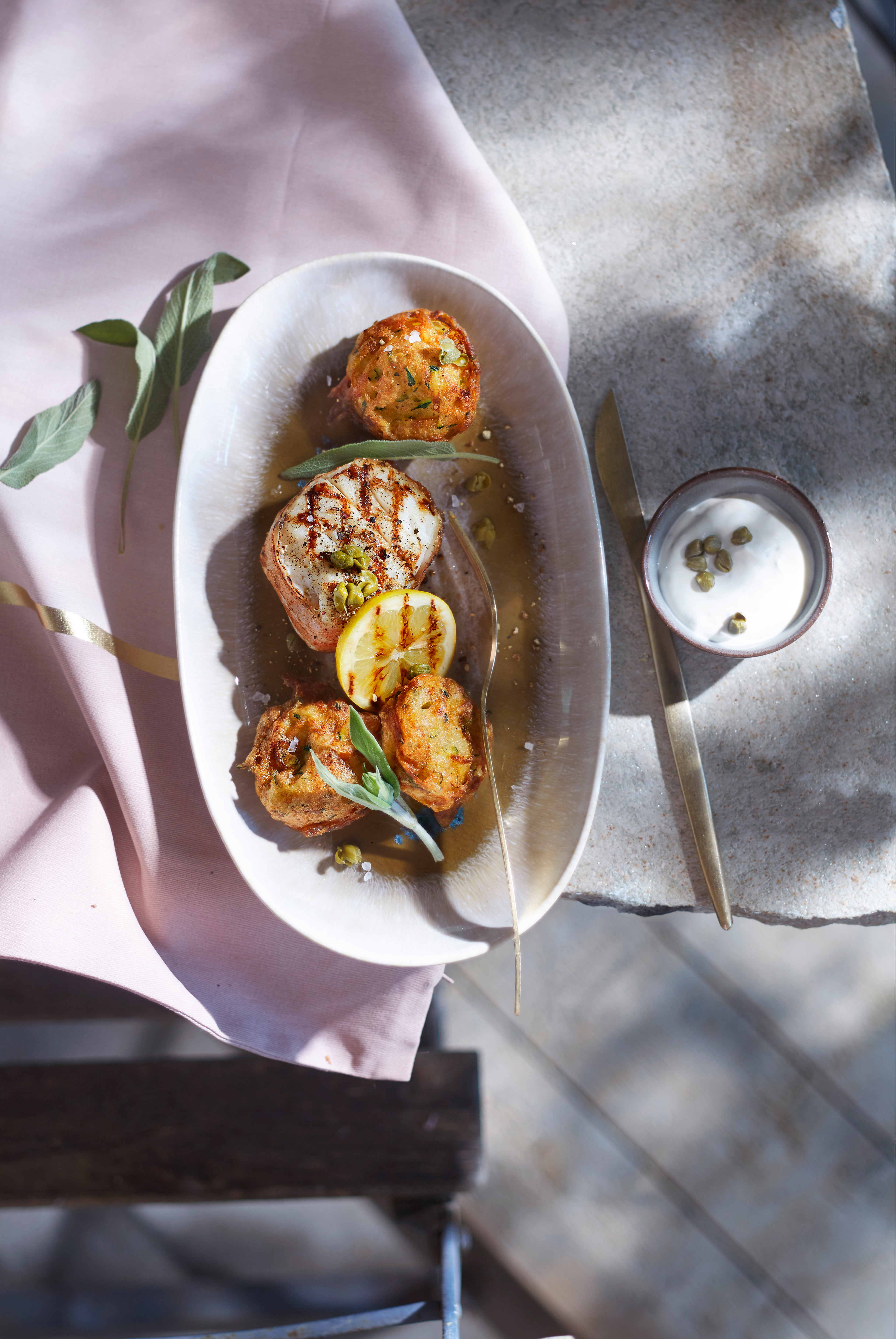 Gegrilde medaillon van kabeljauw met salie-courgettebeignet