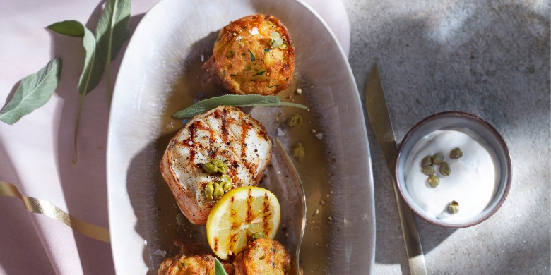 Gegrilde medaillon van kabeljauw met salie-courgettebeignet