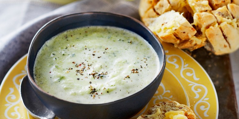 Courgettesoep met kaasbroodjes