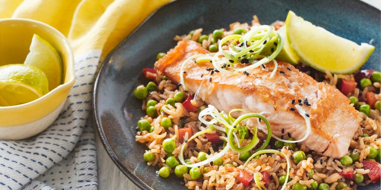 Gebakken rijst met zalm en doperwtjes
