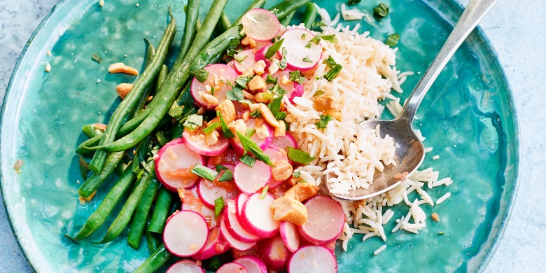 Gewokte radijsjes met gember en cashewnoten