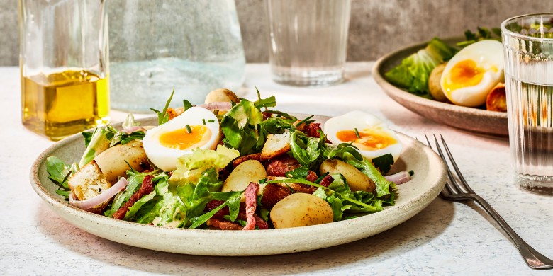 Franse andijviesalade met spekjes en ei