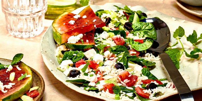 Griekse salade met gegrilde watermeloen en spinazie