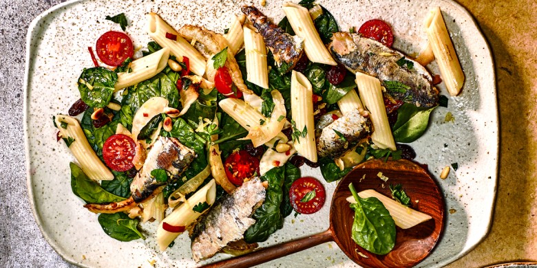 Siciliaanse pastasalade met sardientjes en rozijnen