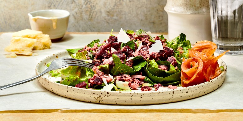 Bietjes-quinoasalade met Caesardressing en gerookte zalm