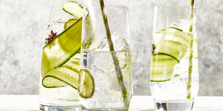 Bruisend komkommerwater met limoen en steranijs