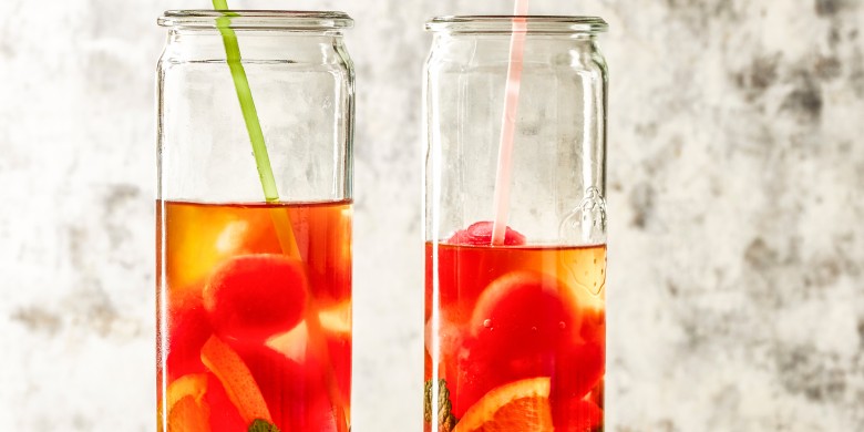 Sinaasappel-ijsthee met cranberry-ijsblokjes