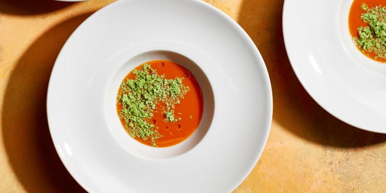 Tomatenbouillon met basilicum-yoghurtijs