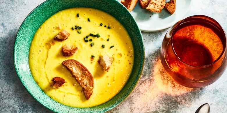 Gele paprikagazpacho met kaascrostini